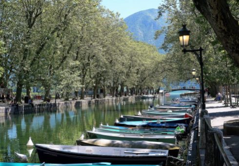 Canalside in Vieux Annecy